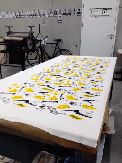 Seria Pierońskie Figle – żółte | sitodruk na bawełnie pościelowej | 100×400 cm